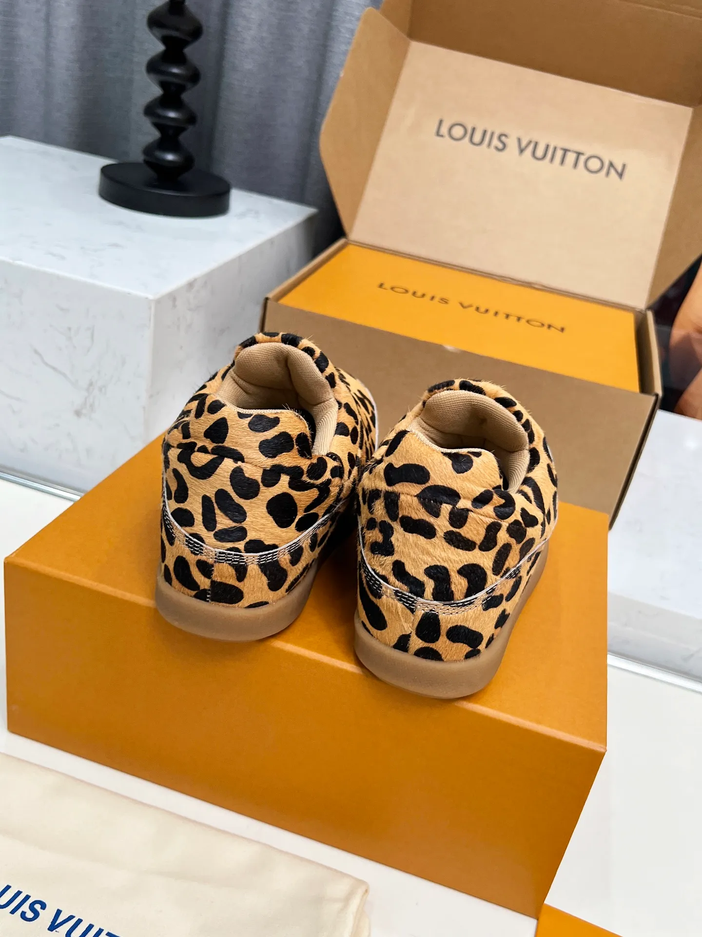 [L Family] P: 740💰 Couple model, size: women 35-41 (customized at 41 for women), 39-46 for men (customized at 45.46) The 2025 iteration of this Time Out sneaker, couple model, LV co-branded nigo, donkey brand, Louis Vuitton, ugly, cute😍Many Internet celebrities have shown off their feet, a classic and versatile item. Fabric: Imported high mercerized cow suede. Lining: high-grade elastic mesh, outsole: original molded outsole, palm print rubber outsole with hidden L letter and Monongram flower.